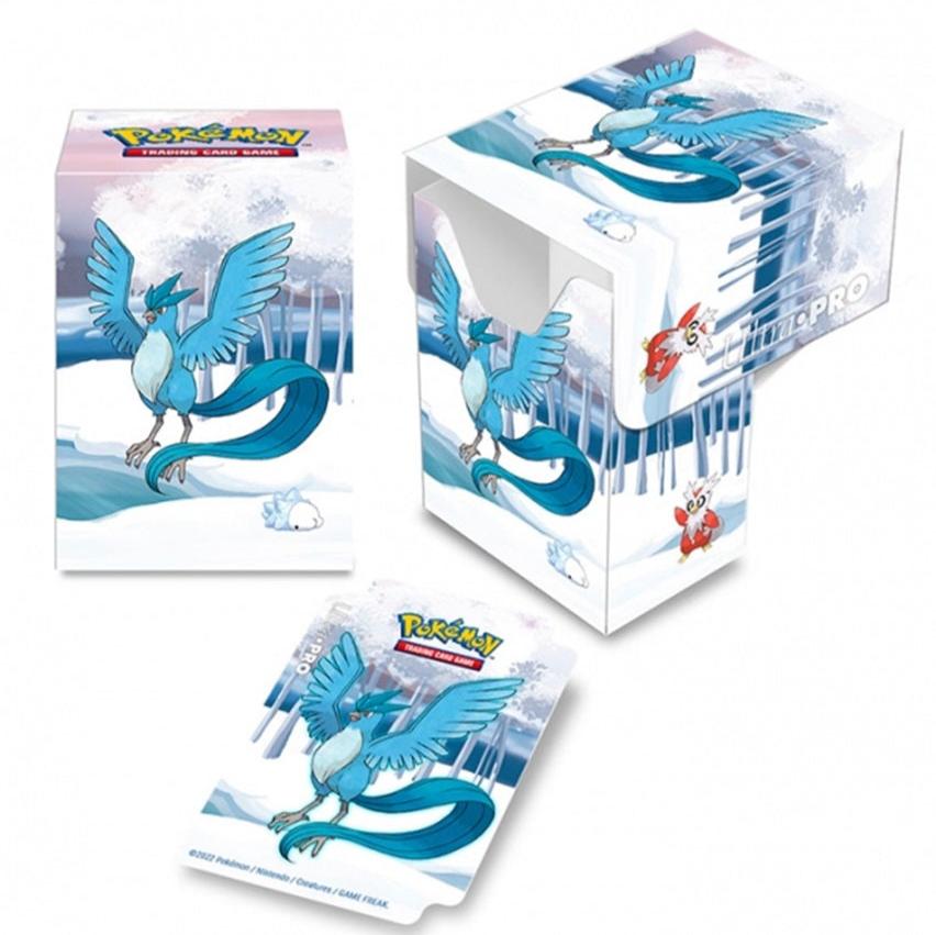Deck box fra Ultra PRO med Pokémon Frosted Forest-design – praktisk og dekorativ opbevaring til kort.