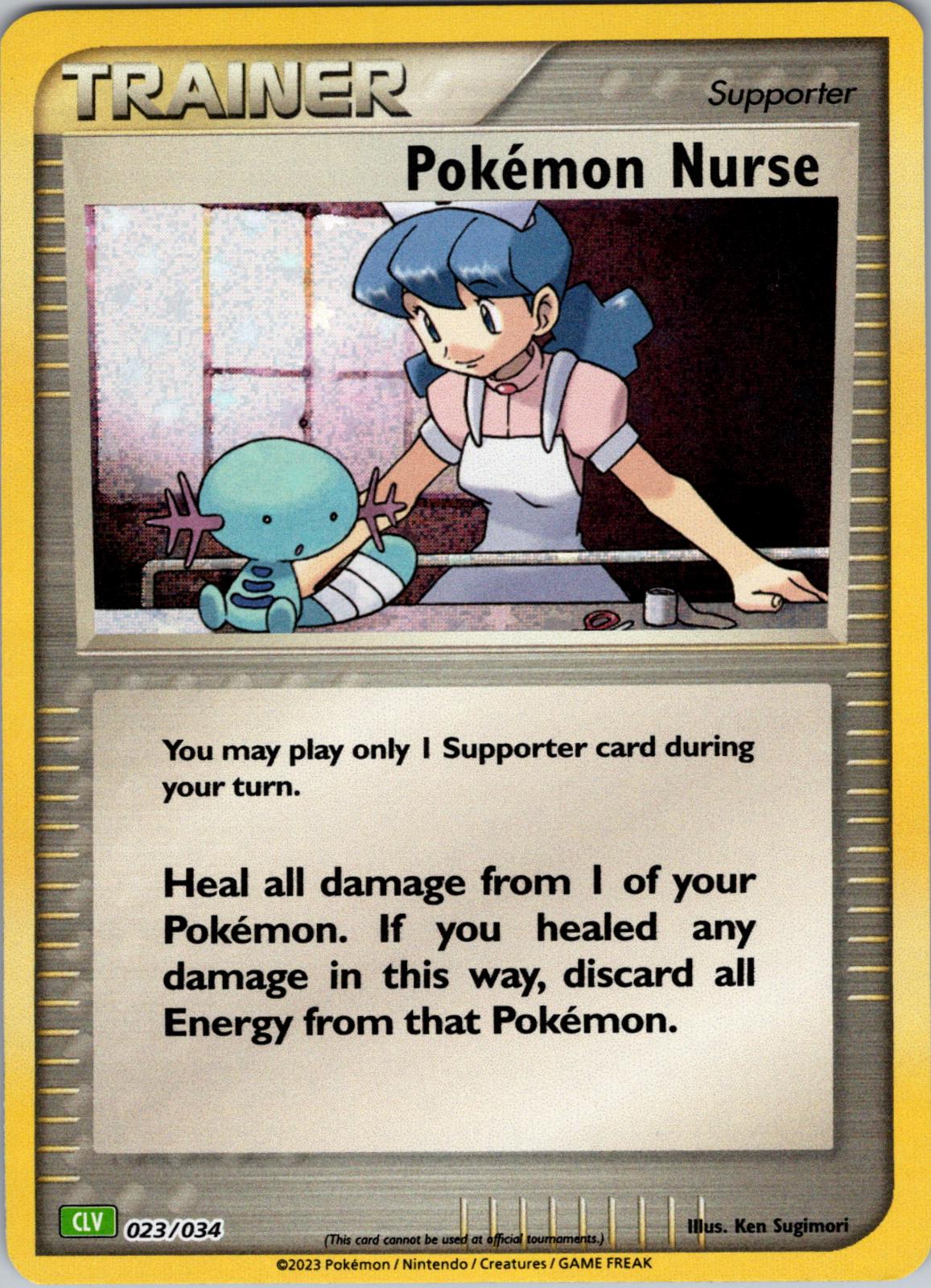 Pokémon Nurse 023/034 Trainer-kort fra Pokémon TCG Classic Venusaur Deck, med holografisk artwork af en sygeplejerske i Pokémon Center omgivet af grønne nuancer og helende lys.