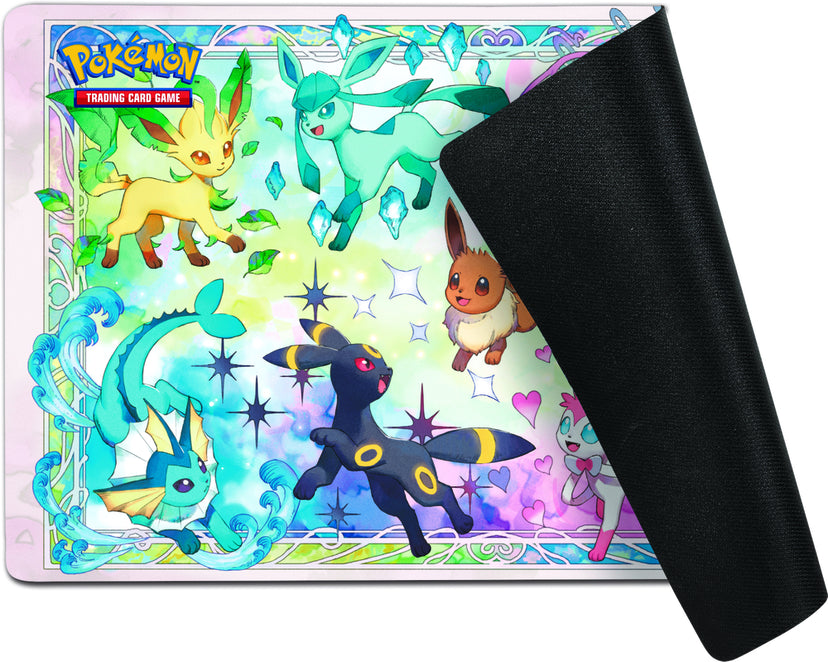 Pokémon SV 8.5 Prismatic Evolutions Super Premium Collection, med Eevee og dens udviklinger, indeholder bl.a. en sej spille matte.