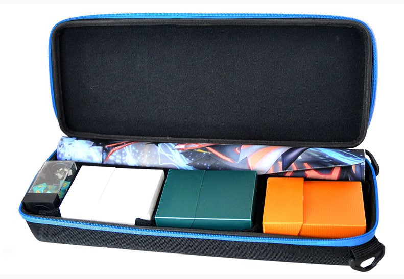 Pro Player All-in-Bag rummer tre sæt kort og en spillemåtte, og har et lille rum til poletter eller terninger.