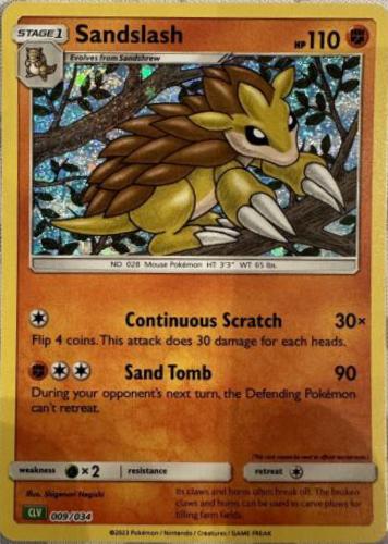 Holografisk Pokémon TCG-kort af Sandslash 009/034 fra Classic Collection Venusaur Deck, med retroillustration af Sandslash i kampstilling med kløerne fremme mod en ørkenlignende baggrund.