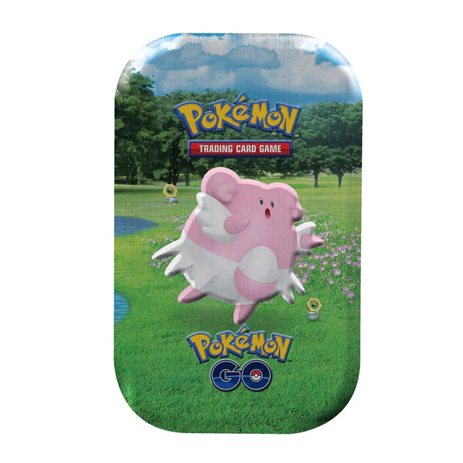 Pokémon TCG Pokémon GO Mini Tin med artwork af Blissey og Meltan, indeholdende to boosterpakker, en metallic mønt og et kunstkort i en kompakt metal tin.åse.