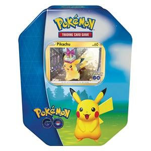 Pokémon TCG Pokémon GO Tin med Pikachu-motiv, indeholdende fire boosterpakker, to foil-kort, klistermærker og en kode til Pokémon TCG Live.