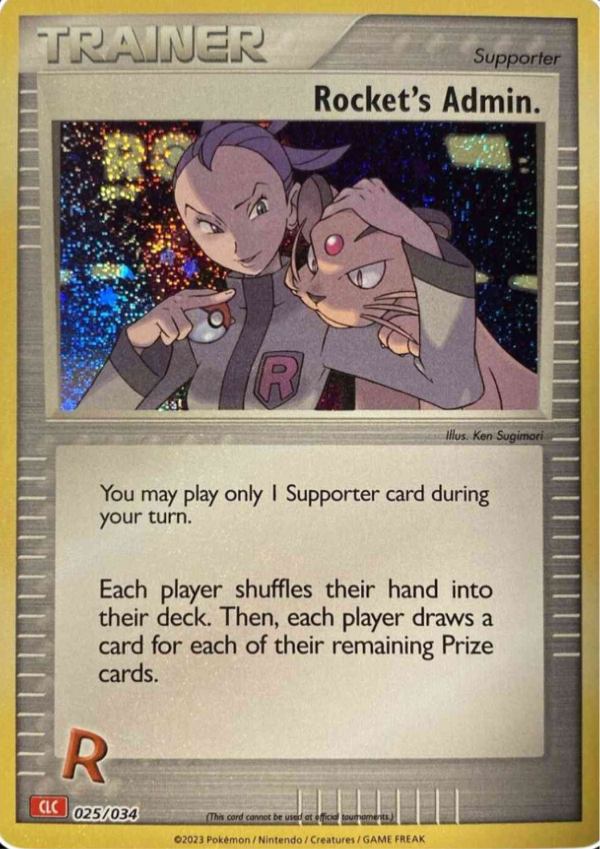 Rocket’s Admin. 025/034 Trainer-kort fra Pokémon TCG Classic Charizard Deck, med artwork af to Team Rocket-ledere i mørkt rum, der planlægger taktisk manipulation.